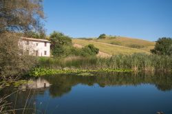 Vista panoramica del Lago di Colfiorito in Umbria, siamo nel territorio comunale di Foligno