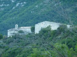 Vista panoramica del Monastero fortezza di Santo Spirito ad Ocre - © Pietro - CC BY-SA 4.0, Wikipedia