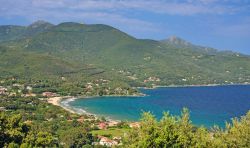 Vista panoramica del villaggio di Procchio e la sua spiaggia, Isola d'Elba