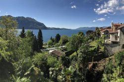 Vista panoramica della città di Ghiffa sul Lago Maggiore in Piemonte