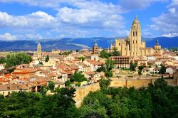 Vista panoramica di Segovia in Castiglia e León, Spagna con la Cattedrale e le mura medievali - © JeniFoto / Shutterstock.com