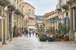 Vista panoramica della piazza pedonale nel centro di Ragusa, Sicilia - © Petr Jilek / Shutterstock.com