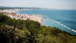 Vista panoramica della spiaggia di Gabicce Mare al confine tra le Marche e la Romagna.