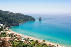 Vista panoramica della spiaggia di Agios Gordios, isola di Corfu (Grecia)