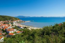 Vista panoramica della spiaggia principale di Susak (Croazia) e del paese. Sullo sfondo si nota l'isola di Lussino. A Susak non resta che rinfrescarsi nelle fresche acque dell’Adriatico ...