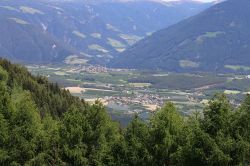 Vista panoramica della vallata intorno a Varna in Alto Adige - © Oliver Abels, CC BY-SA 4.0, Wikipedia