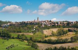 Vista panoramica delle colline marchigiane ed il borgo di Apiro