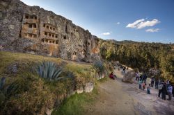 Vista panoramica delle finestre di Otuzco, nei pressi di Cajamarca, Perù. Questa necropoli preincaica è nota anche come "Ventanillas de Otuzco" che significa finestre ...