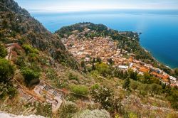 Vista panoramica dellla città di Taormina da Castelmola, Sicilia. Una splendida immagine di Taormina situata su una terrazza naturale che guarda verso il mar IonioVista panoramica dellla ...