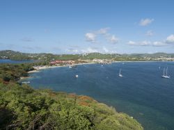 Vista panoramica di Rodney Bay fotografata da Pigeon Island, Saint Lucia.