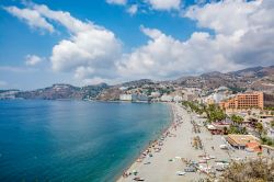 Vista panoramica di Almunecar e la sua spiaggia in Andalusia, in Spagna