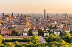 Vista panoramica del centro di Bologna al mattino presto. La skyline della città emiliana è dominata dalla sagoma affusolata della Torre degli Asinelli - foto © Shutterstock.com

 ...