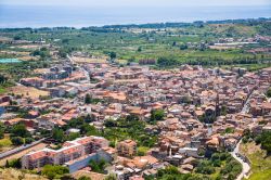 Vista panoramica di Calatabiano e il vicino mare Jonio in Sicilia - © vvoe / Shutterstock.com