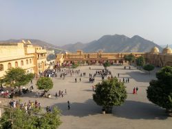 Vista panoramica di Fort Amber nella città rosa di Jaipur in India