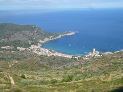 Vista panoramica di Giglio Campese visto da Giglio Castello