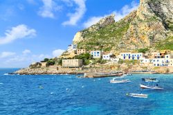 Vista panoramica di Levanzo, una delle tre isole principali delle Egadi