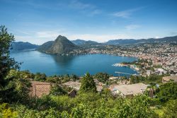 Vista panoramica di Lugano, una delle perle paesaggistiche del Canton Ticino in Svizzera