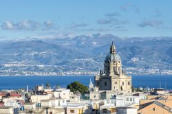 Vista panoramica di Messina e della basilica ...