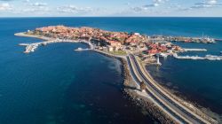 Vista panoramica di Nesebăr, cittadina affacciata sul Mar Nero, tra le principali mete turistiche della Bulgaria.