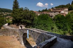 Vista panoramica di Piazza al Serchio e il Ponte medievale di San Michele in Toscana