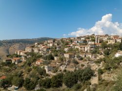 Vista panoramica di Qeparo sulle colline costiere della costa sud in Albania.