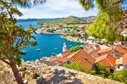 Vista panoramica di Sibenik, cittadina di 46.000 abitanti sulla costa della Dalmazia centrale (Croazia).