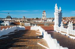 Vista panoramica del centro di Sucre (Bolivia) dal tetto del convento di San Felipe Neri, uno dei principali edifici religiosi della città - foto © Elisa Locci / Shutterstock
