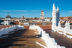 Vista panoramica del centro di Sucre (Bolivia) dal tetto del convento di San Felipe Neri, uno dei principali edifici religiosi della città - foto © Elisa Locci / Shutterstock
