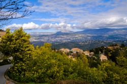Vista panoramica di Tanneron in Costa Azzurra, sud della Francia. Il villaggio è famoso per la fioritura della mimose.