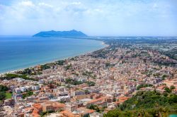 Vista panoramica di Terracina con il Promontorio del Circeo sullo sfondo, siamo nel Lazio
