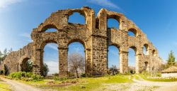 Vista panoramica di un tratto dell'acquedotto di Aspendos, Turchia.



