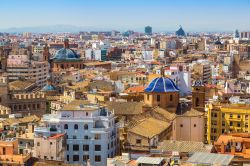 Vista panoramica del centro della città di Valencia (Spagna) durante una giornata estiva - foto © S-F /Shutterstock.com
