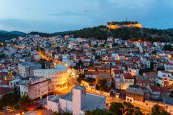 Vista panoramica serale sulla città di Sibenik, località costiera di 46.000 abitanti della Dalmazia (Croazia).