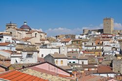 Vista panoramica sopra i tetti di Deliceto. Sulla dsinistra si può notare la sagoma della Chiesa Madre, mentre slla destra il Castello Normanno-Svevo.
