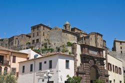 Vista panoramica su Bolsena, Italia. Sono in pietra le antiche costruzioni che caratterizzano il cuore storico di questa città  - ©  Mi.Ti. / Shutterstock.com
