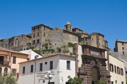 Vista panoramica su Bolsena, Italia. Sono in pietra le antiche costruzioni che caratterizzano il cuore storico di questa città  - ©  Mi.Ti. / Shutterstock.com
