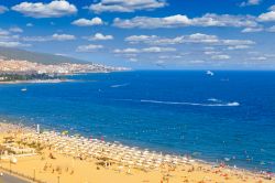 Vista panoramica su Sunny Beach, la famosa località turistica sul Mar Nero nel comune di Nesebăr, Bulgaria.