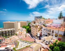 Vista panoramica su Torremolinos, Spagna. A poco più di 15 chilometri di distanza da Malaga, Torremolinos, simbolo del turismo anni '60 dell'Andalusia e di tutta la Spagna, si ...