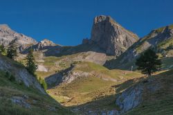 Vista panoramica sui monti dal cottage Lui d'Aout sopra il villaggio di Ovronnaz, Svizzera. Siamo nel Cantone del Vallese fra i picchi Seya e Grand-Chateau.
