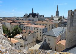 Vista panoramica sui tetti della cittadina di Niort, Francia. Fra gli edifici spiccano il Palazzo Municipale e la chiesa di Notre Dame. Niort è una grande località del dipartimento ...