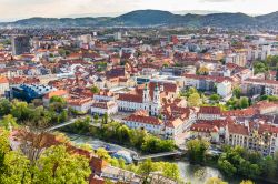 Vista panoramica sulla città di Graz, che conta circa 300.000 abitanti ed è il capoluogo del Land della Stiria, in Austria.