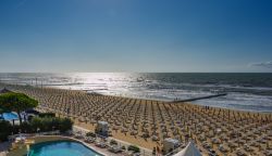 Vista panoramica sulla spiaggia e su una piscina di Jesolo, Veneto. Ogni anno i flussi turistici di questa località si attestano sui 4,5 milioni di presenze.



