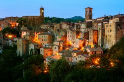 Vista serale del borgo  solitario di Sorano in Toscana