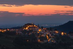 Vista serale del borgo di Vernasca in Emilia