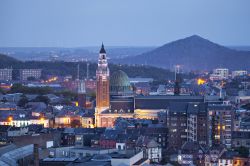 Vista serale del centro di Charleroi, Belgio.