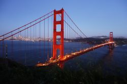 Vista serale del Golden Gate Bridge, simbolo della Baia di San Francisco in California.
