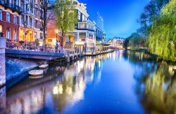 Vista serale di un canale di Amsterdam, in Olanda.