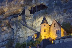 Vista serale sul borgo di La Roque Gageac in Francia, regione Aquitania