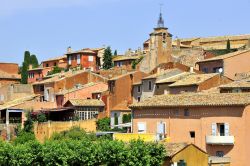Vista sopra i tetti del borgo medievale di Roussillon, all'interno del Parco naturale regionale del Luberon, nella Francia Meridionale -  © yvon52 / Shutterstock.com