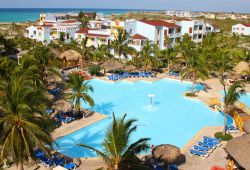 Vista su hotel e piscina a Cayo Largo, Cuba. Grazie ai voli internazionali è piuttosto semplice raggiungere questo paradiso terrestre.



